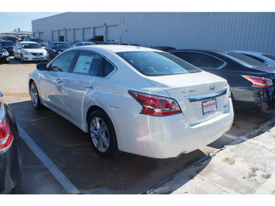 nissan altima 2014 white sedan 2 5 sv gasoline 4 cylinders front wheel drive automatic 76116