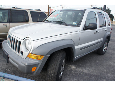 jeep liberty 2005 silver suv sport gasoline 4 cylinders rear wheel drive automatic 78217