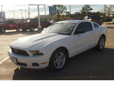 ford mustang 2011 white coupe v6 gasoline 6 cylinders rear wheel drive 6 speed manual 77375
