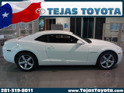 chevrolet camaro 2010 white coupe lt gasoline 6 cylinders rear wheel drive automatic 77587