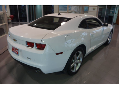 chevrolet camaro 2010 white coupe lt gasoline 6 cylinders rear wheel drive automatic 77587