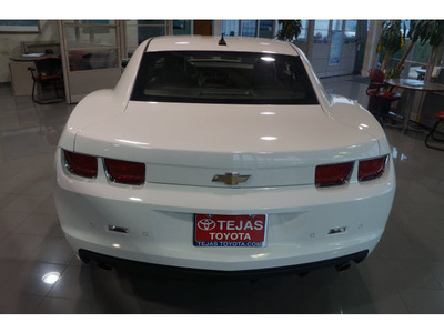 chevrolet camaro 2010 white coupe lt gasoline 6 cylinders rear wheel drive automatic 77587