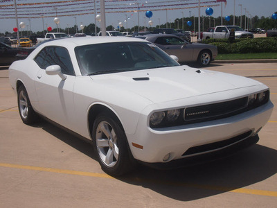 dodge challenger 2013 white coupe base 6 cylinders automatic 77375