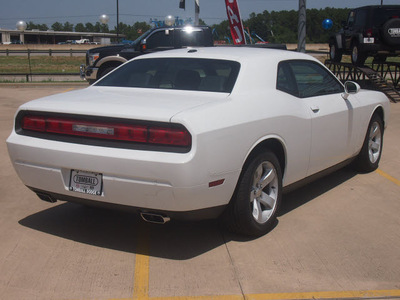 dodge challenger 2013 white coupe base 6 cylinders automatic 77375