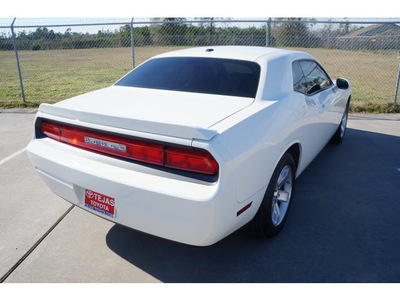 dodge challenger 2009 white coupe se 6 cylinders automatic 77587