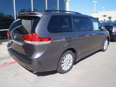 toyota sienna 2014 dk  gray van xle 7 passenger auto access se 6 cylinders automatic 76053