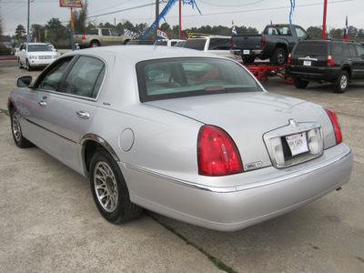 lincoln town car 2002 silver sedan signature gasoline 8 cylinders rear wheel drive automatic with overdrive 77379
