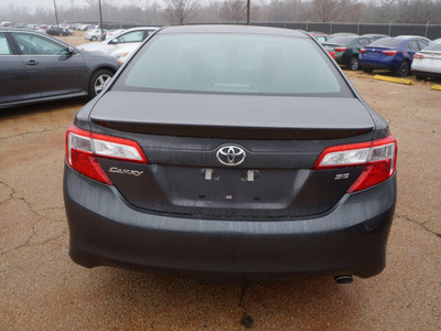 toyota camry 2014 gray sedan se gasoline 4 cylinders front wheel drive 6 speed automatic 76053