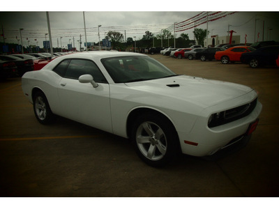 dodge challenger 2014 white coupe base flex fuel 6 cylinders rear wheel drive automatic 77375