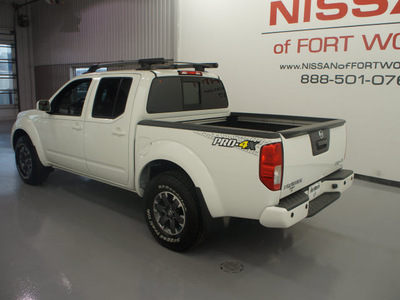 nissan frontier 2014 white pro 4x gasoline 6 cylinders 4 wheel drive automatic with overdrive 76116