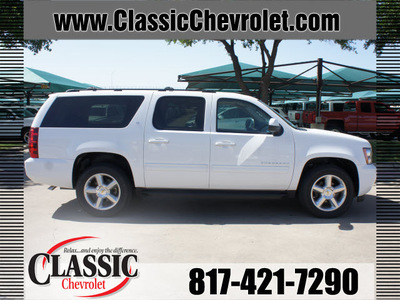chevrolet suburban 2014 white suv lt 1500 8 cylinders automatic 76051