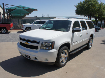 chevrolet suburban 2014 white suv lt 1500 8 cylinders automatic 76051