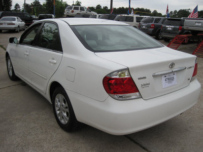 toyota camry 2005 white sedan le gasoline 6 cylinders front wheel drive automatic 77379