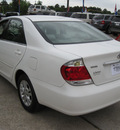toyota camry 2005 white sedan le gasoline 6 cylinders front wheel drive automatic 77379