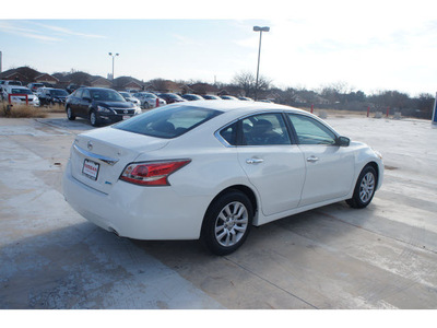 nissan altima 2014 white sedan 2 5 s gasoline 4 cylinders front wheel drive automatic 76116