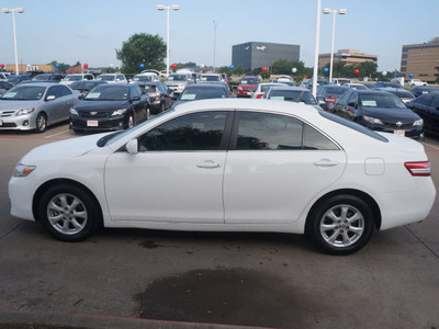 toyota camry 2011 white sedan le v6 gasoline 6 cylinders front wheel drive automatic 76053