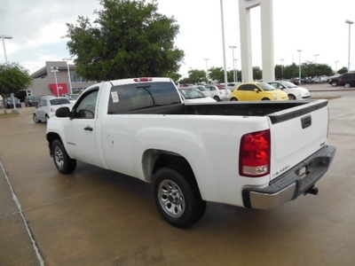 gmc sierra 1500 2009 white 2wd reg cab 133 0 gasoline 6 cylinders 2 wheel drive automatic 76108