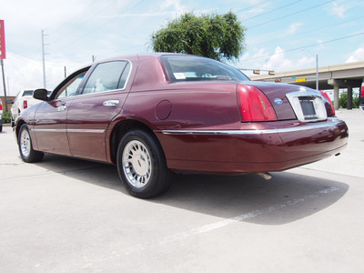 lincoln town car 2002 red sedan cartier 8 cylinders automatic 77521