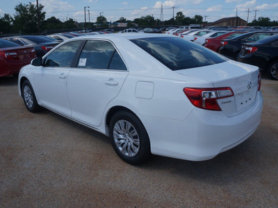 toyota camry 2014 white sedan le gasoline 4 cylinders front wheel drive 6 speed automatic 76053