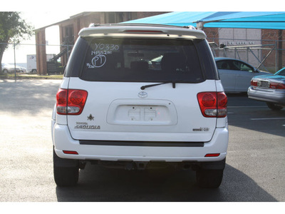 toyota sequoia 2005 white suv sr5 8 cylinders automatic 76234