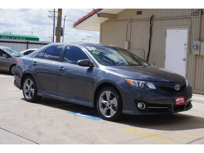 toyota camry 2014 gray sedan se gasoline 4 cylinders front wheel drive 6 speed automatic 79110
