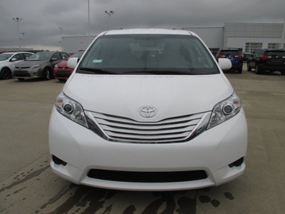 toyota sienna 2015 white van le 8 passenger 6 cylinders shiftable automatic 47546