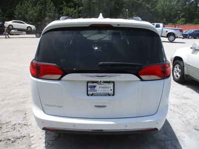 chrysler pacifica touring l