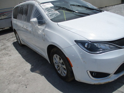 chrysler pacifica touring l
