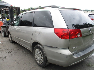 toyota sienna ce le