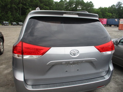 toyota sienna le