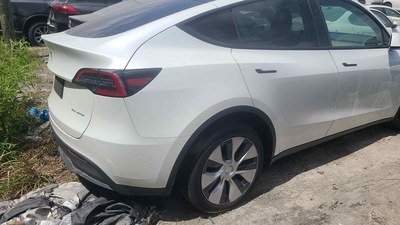 tesla model y 0l